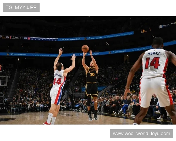 库里晃开对手飘逸三分命中，勇士再起高潮